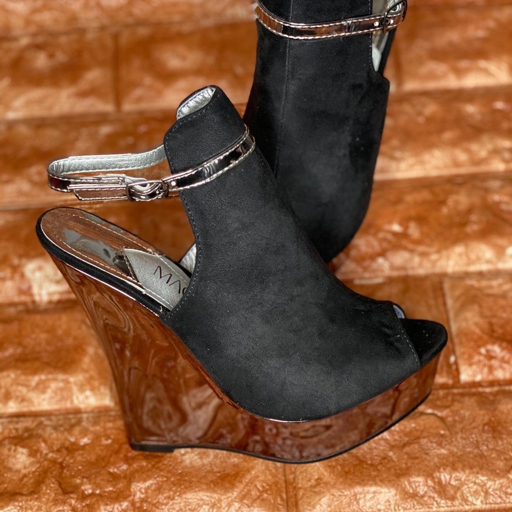 Black and pewter mirrored wedge